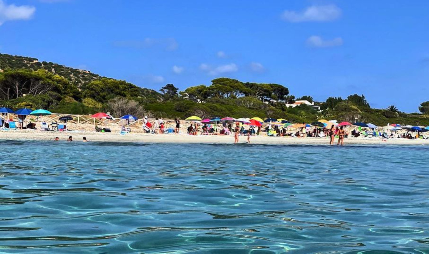 Ferragosto, Cagliari semideserta: dal Poetto a Villasimius assalto alle spiagge nonostante le nuvole