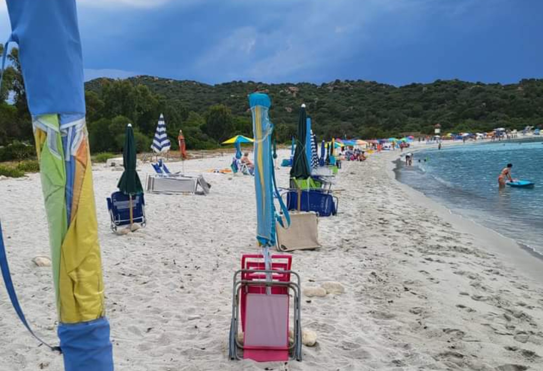 Castiadas, gli eterni furbetti degli ombrelloni: “E il Comune pretende 10 euro per una spiaggia già occupata”