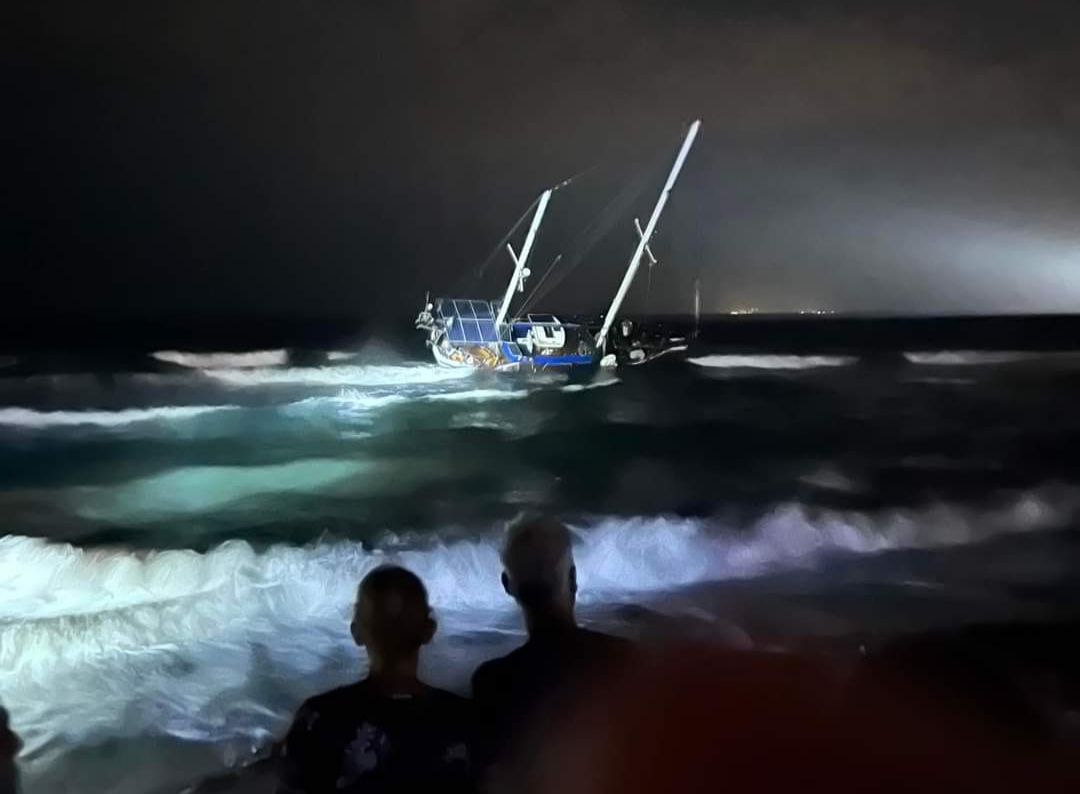 Paura a Torre delle Stelle, una barca di 15 metri si incaglia nel mare in tempesta