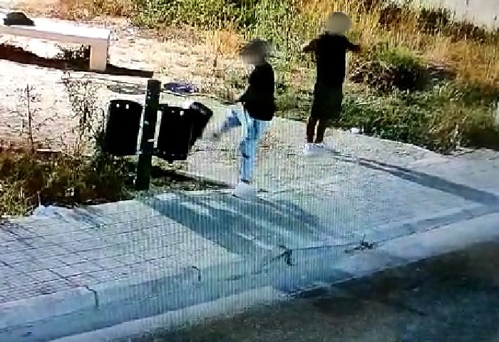 Distruggono a calci i cestini della nuova area cani di Monserrato: “Minorenni incastrati, pagheranno i genitori”