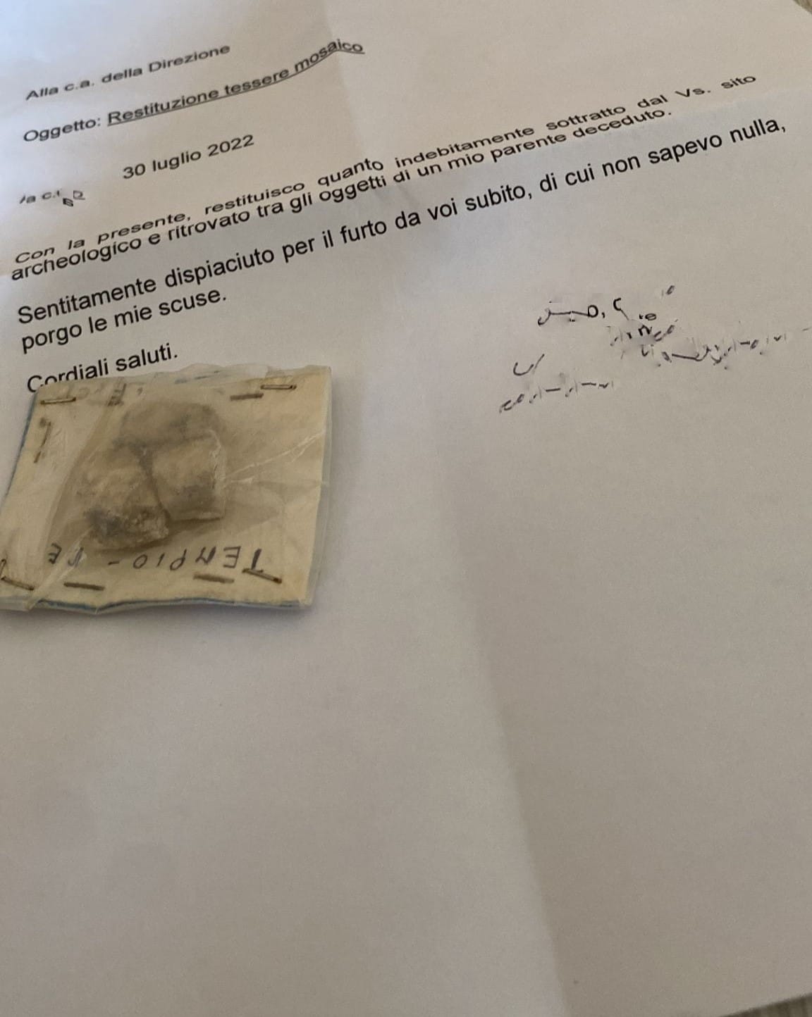 Rubate da un parente e restituite: 3 tessere di un mosaico romano tornano a Tharros