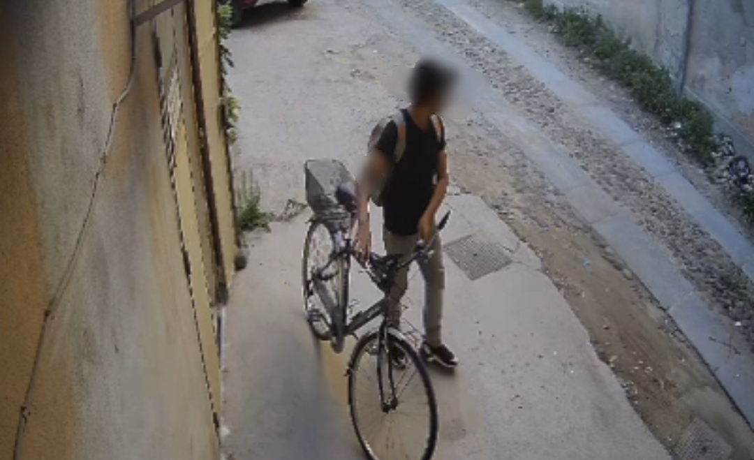 Ruba a Cagliari la bici di un negoziante: “È così difficile garantire più sicurezza in città?”