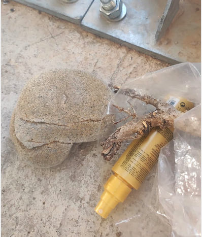 Nasconde la sabbia rubata dalla spiaggia nello spray abbronzante, famiglia fermata a Olbia