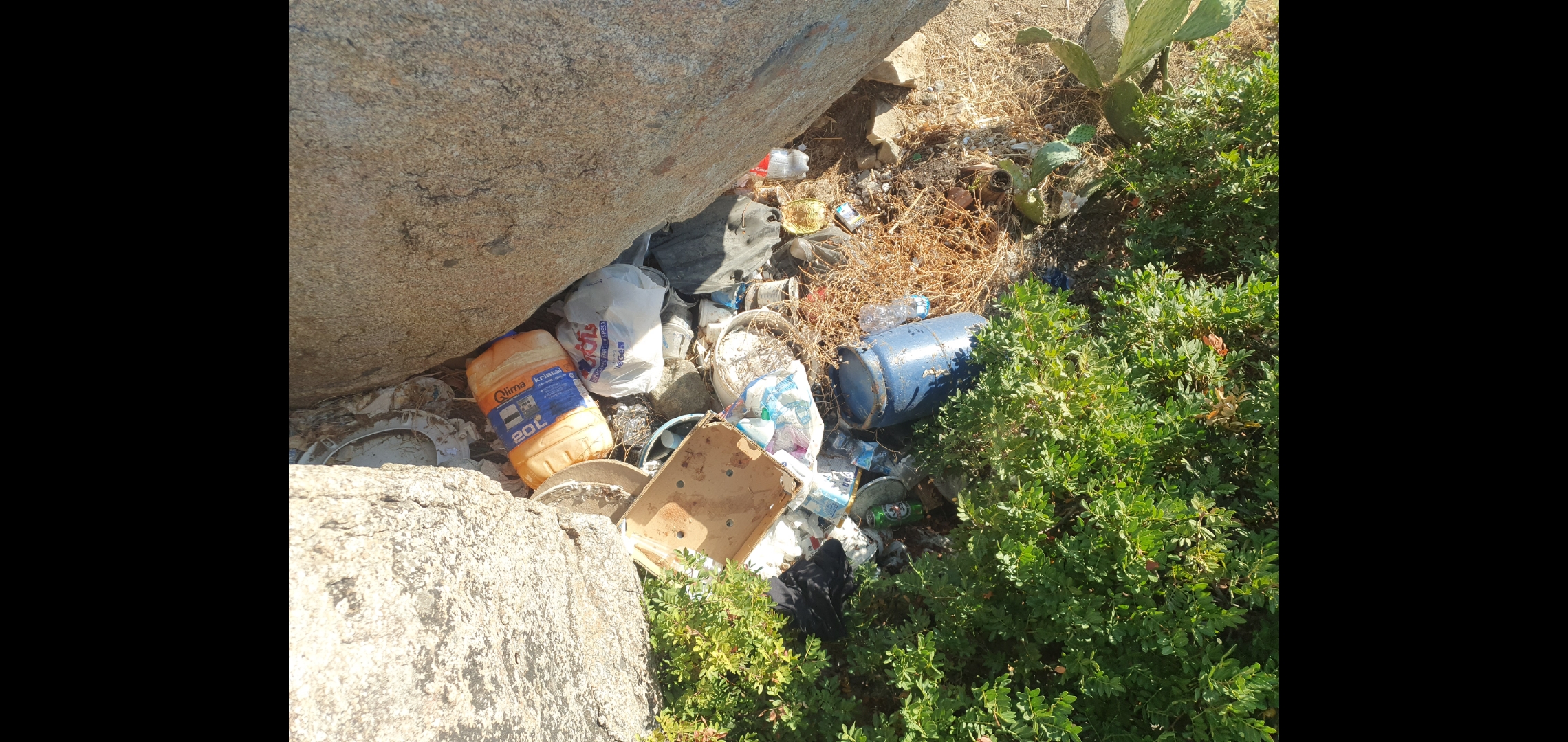 Is Mortorius, la vergogna dei rifiuti gettati davanti ai turisti: “Bisogna fare qualcosa..”