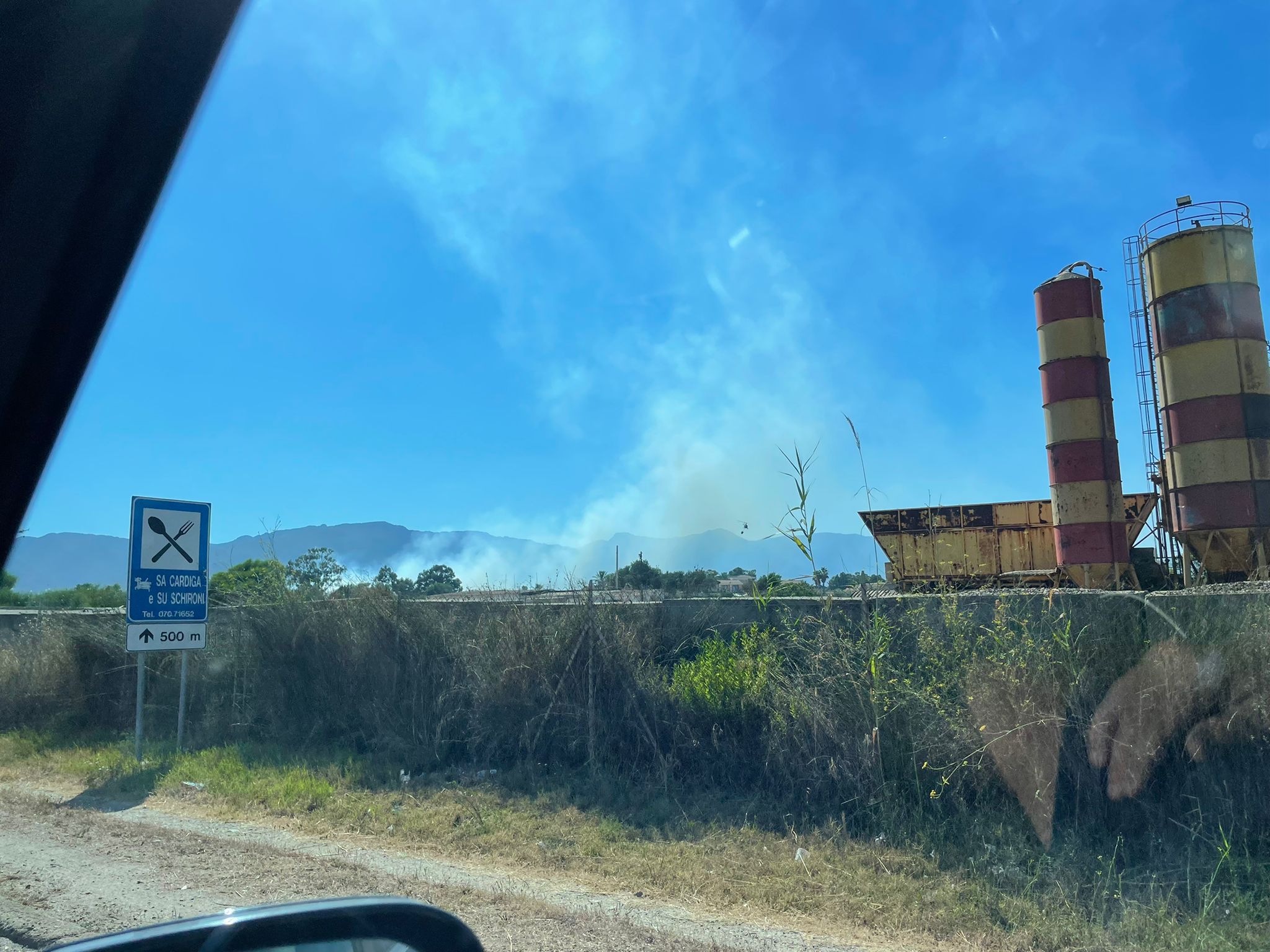 Capoterra, vasto incendio nelle campagne accanto a Poggio dei Pini: fiamme visibili dalla Provinciale