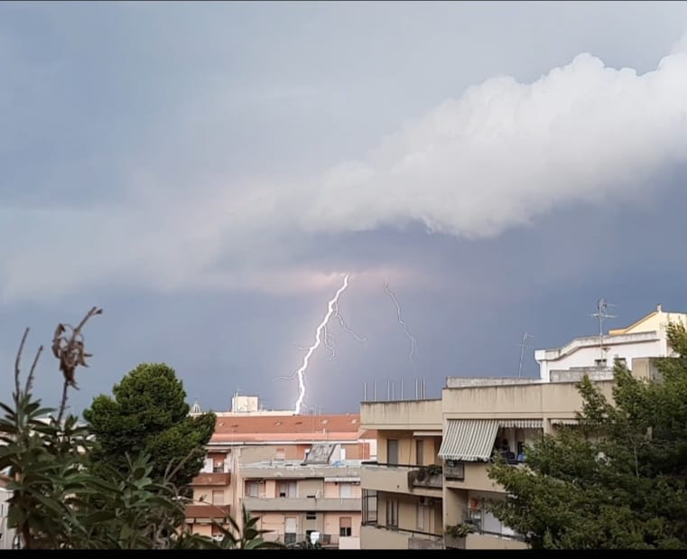 Super temporale a Cagliari, strade dell’hinterland allagate: fuga dalle spiagge, maltempo in mezza Sardegna
