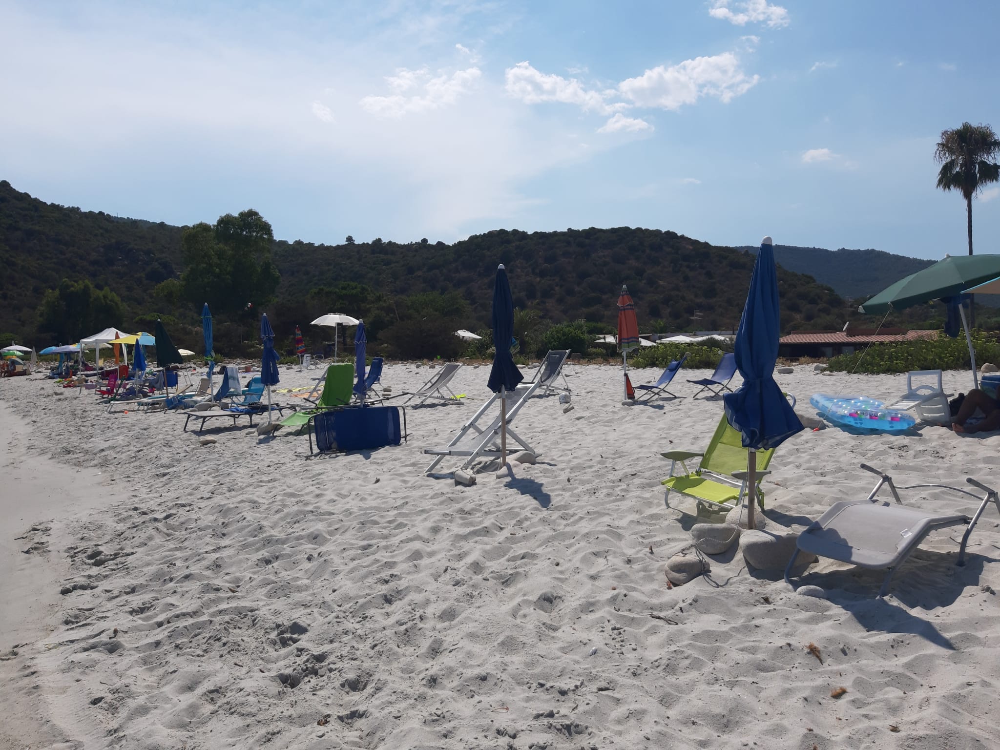Da Castiadas ad Arbus, spiagge invase dai furbetti degli ombrelloni: “Gli onesti pagano ma non trovano posto”