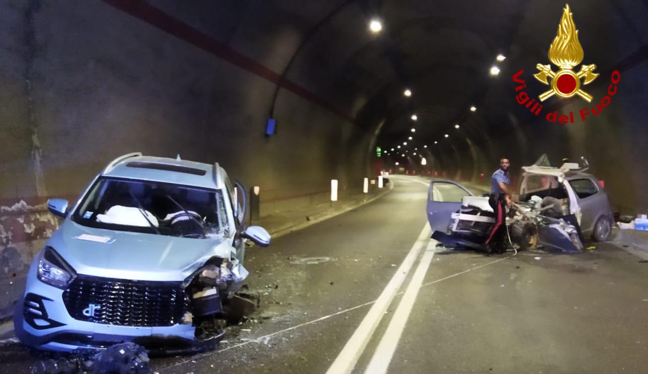 Pauroso schianto in galleria sulla Ss 125, una coppia francese e una donna milanese finiscono all’ospedale