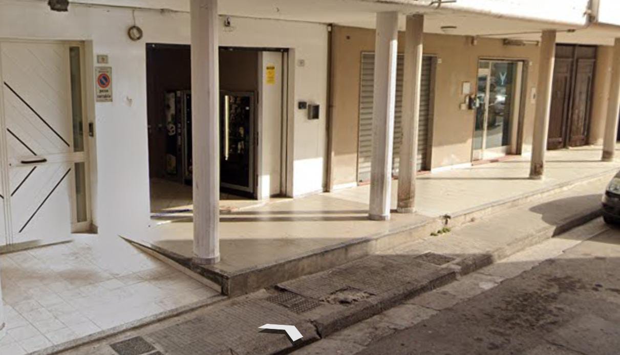 Distrugge un distributore per rubare le bibite, denunciato un pregiudicato di Quartu