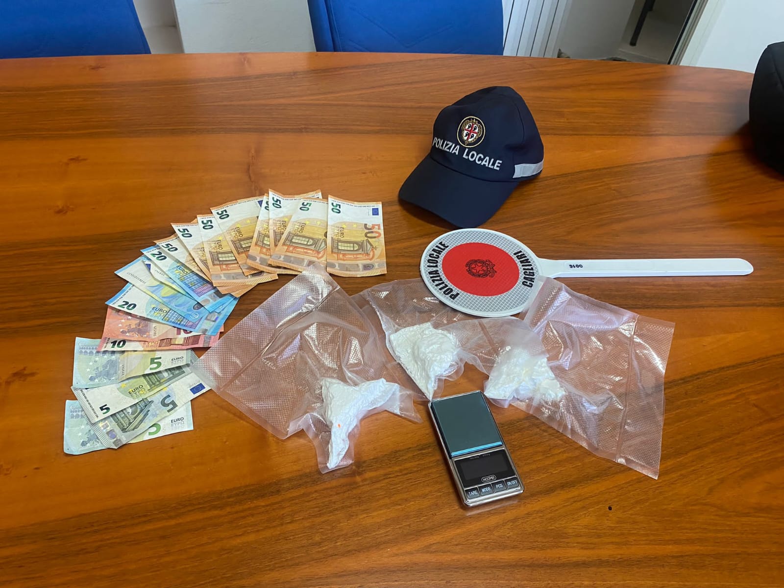 Fugge in scooter, sperona un agente della municipale e lo ferisce: arrestato un pusher di Sant’Elia