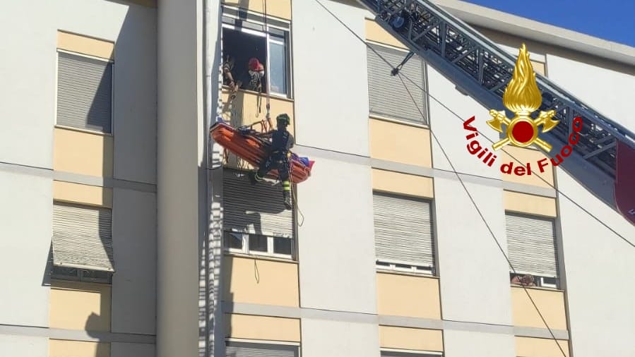 Cagliari, paziente in sovrappeso estratto dall’appartamento con l’autoscala