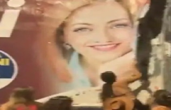 Strappano il manifesto della Meloni a Olbia, lei pubblica il video al contrario: “Lo stanno riattaccando”