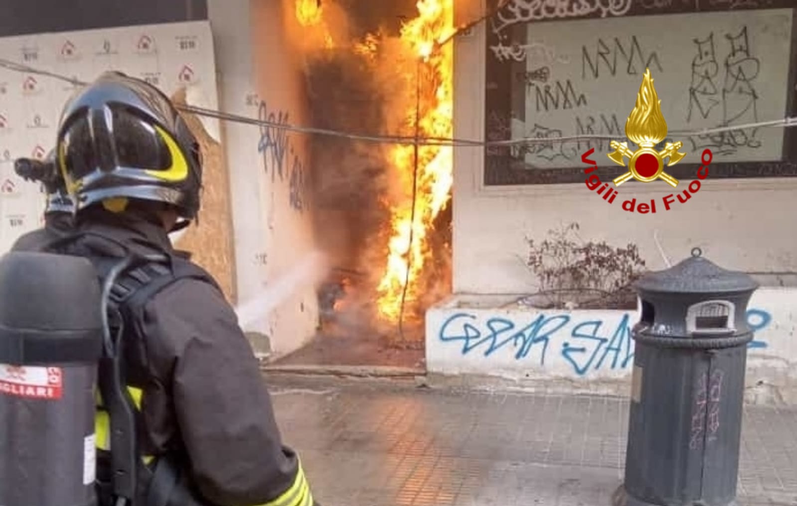 Incendio a Cagliari, fuoco in un palazzo di via XX Settembre: strada chiusa al traffico