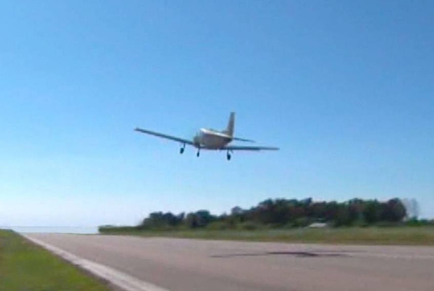 Paura a Tortolì, sportello di un aereo cade in una piazza a Porto Frailis