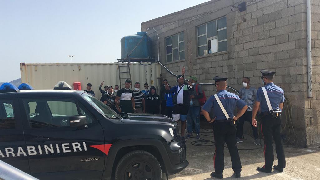 Migranti, raffica di sbarchi sulle coste sarde: nella notte 34 algerini arrivati nel Sulcis