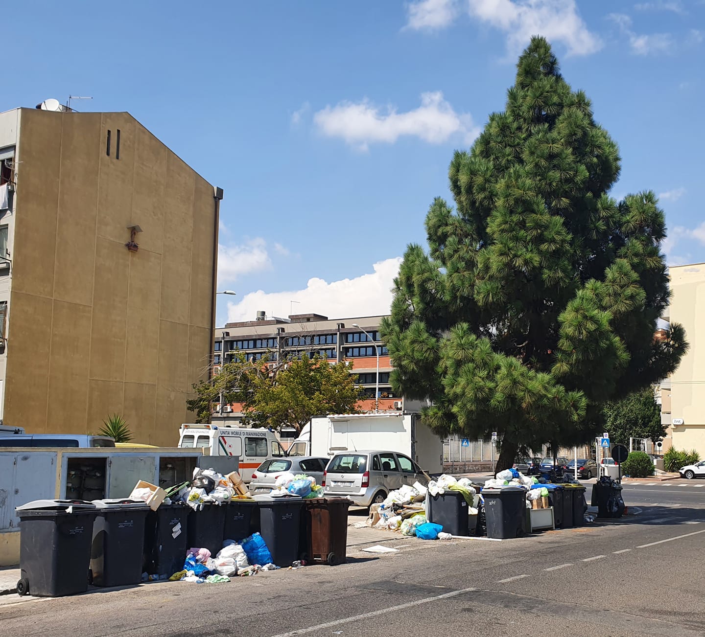 Cagliari, fuori dal Santissima Trinità dominano i rifiuti: “Tre anni dopo le promesse di Truzzu, spazzatura e puzza ovunque”