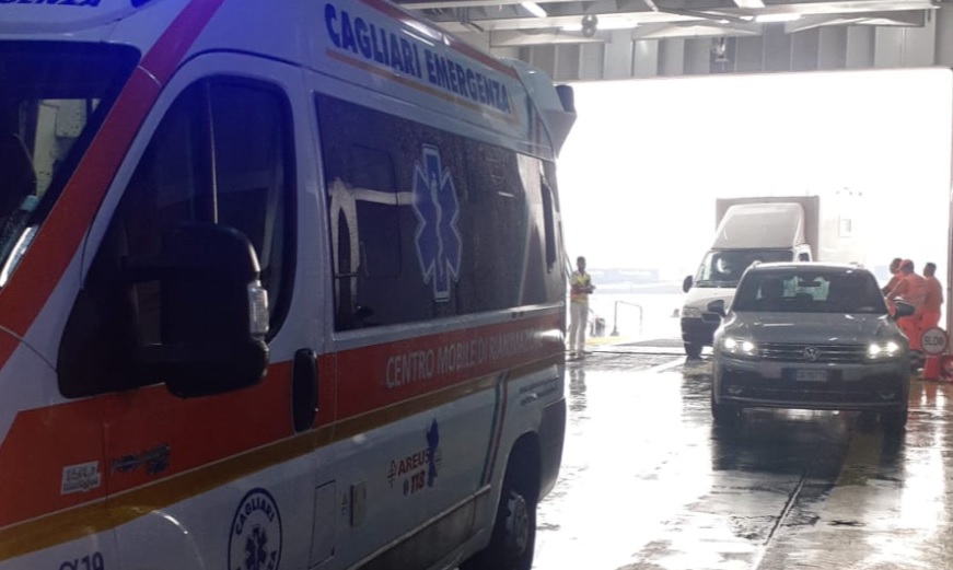 Cagliari, operaio scivola a bordo della Grimaldi durante la tempesta: portato al Ss. Trinità