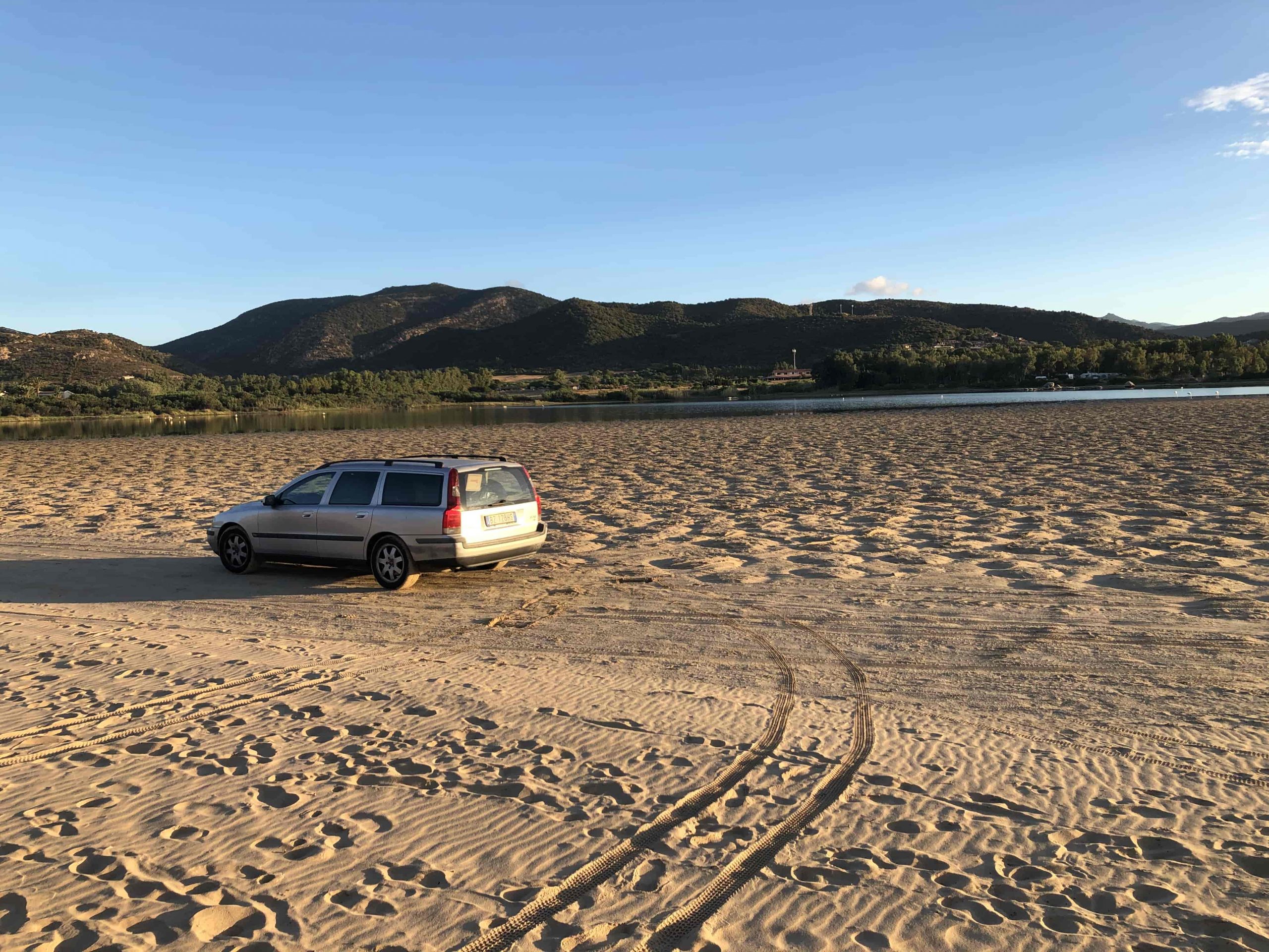 La protesta degli ecologisti a Chia: “Ma quanto è bello parcheggiare nello stagno…”