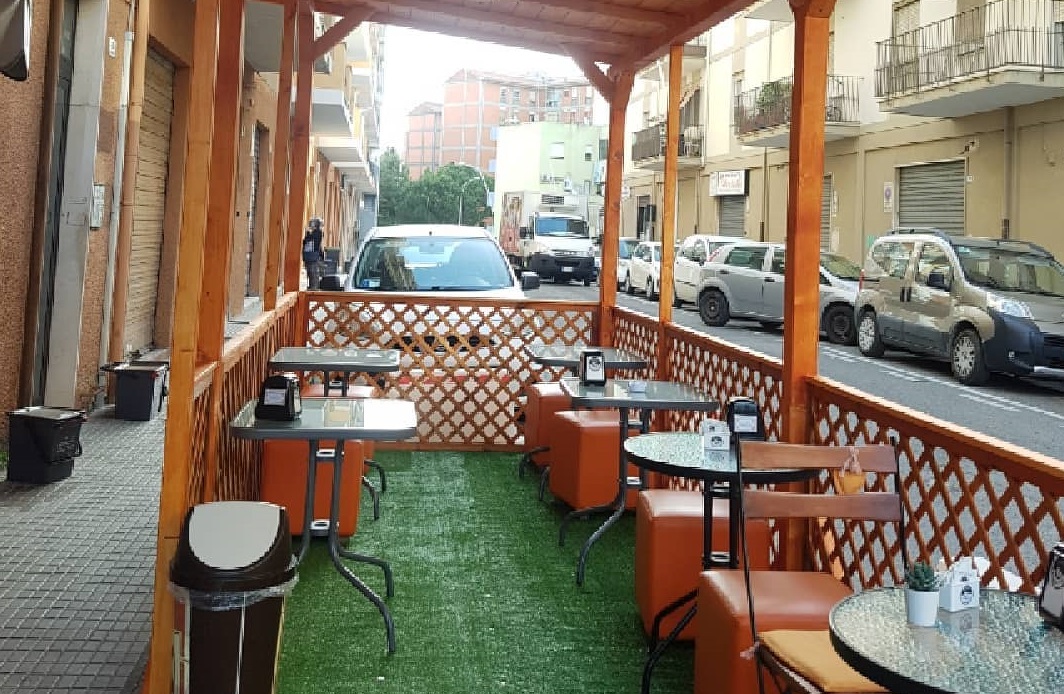 Caos tavolini sui parcheggi a Cagliari, il Comune chiude un bar a San Michele: “Ci stanno distruggendo”