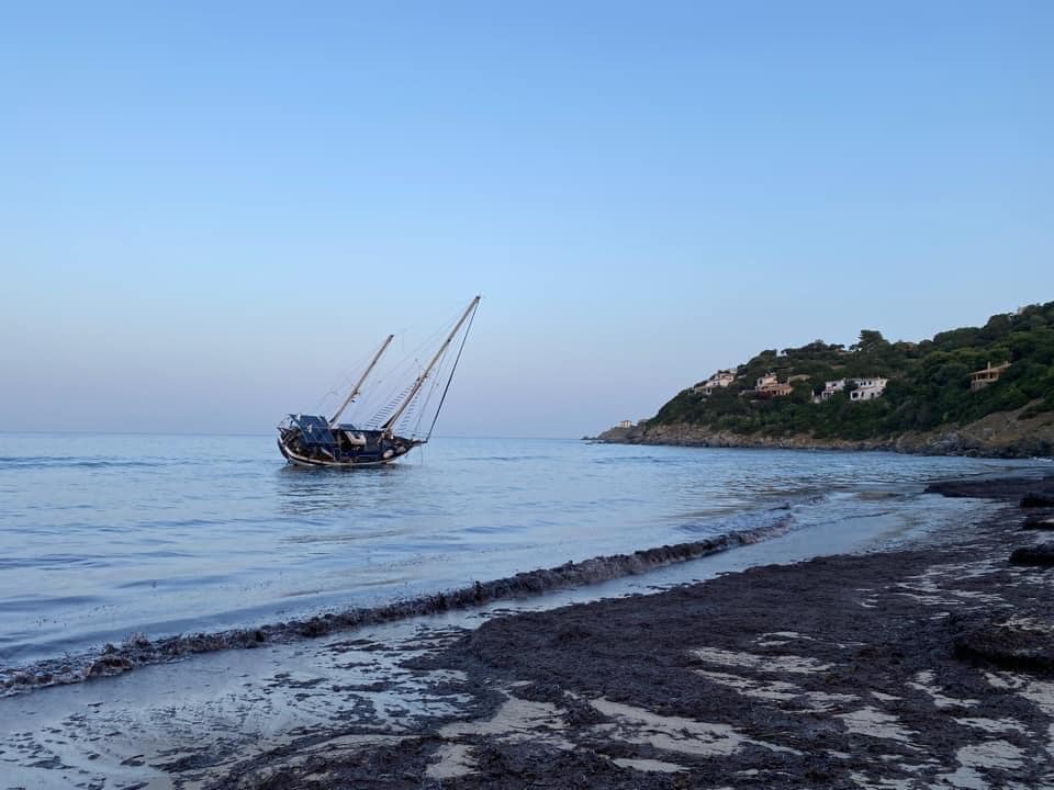 Maracalagonis, domani via alla rimozione della barca arenata: chiusa la spiaggia di Cannesisa