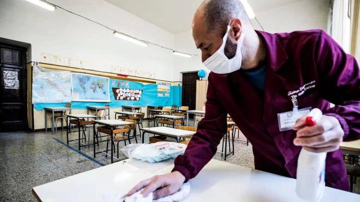 Mascherine a scuola, obbligatorie le Ffp2 solo per i fragili: si entra in classe col test negativo