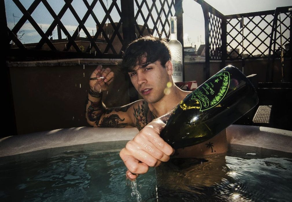 Rissa in spiaggia in Sardegna, accoltella un 35enne: il trapper “Elia 17 Baby” arrestato per tentato omicidio