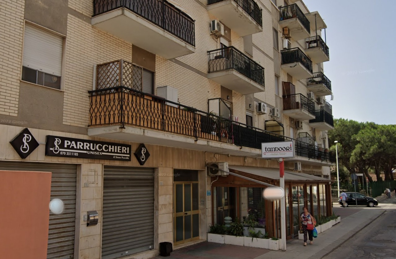 Quartu, palazzina a rischio crolli sopra il ristorante indiano: “Fate i lavori o scatta la multa”