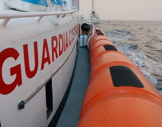 Paura a Carloforte, barca alla deriva con vele stracciate e motore in avaria: salvati 8 francesi