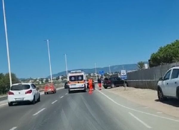 Scontro tra due auto a Quartu, una finisce contro un muro: un ferito trasportato all’ospedale