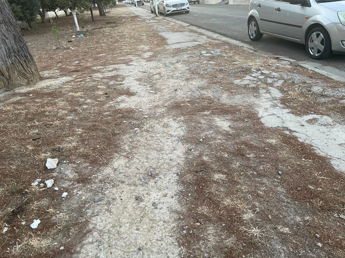 Cagliari, la città dei marciapiedi dissestati: trappole in tante strade, molte cadute tra gli anziani