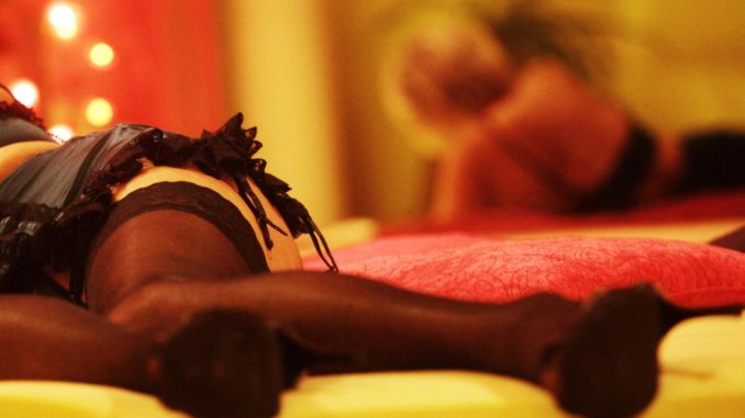 Sfruttamento della prostituzione, chiusi 2 centri massaggi a luci rosse a Cagliari: denunciate 2 donne cinesi