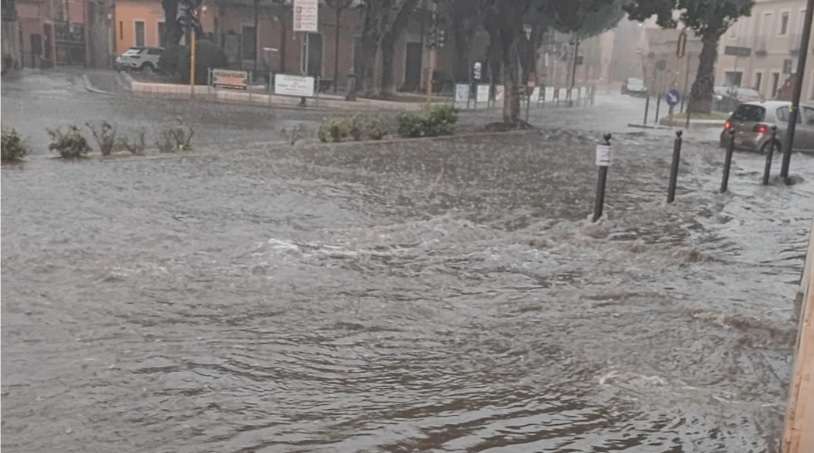 Allerta gialla, solita cartolina choc: piazza Italia a Pirri finisce sott’acqua
