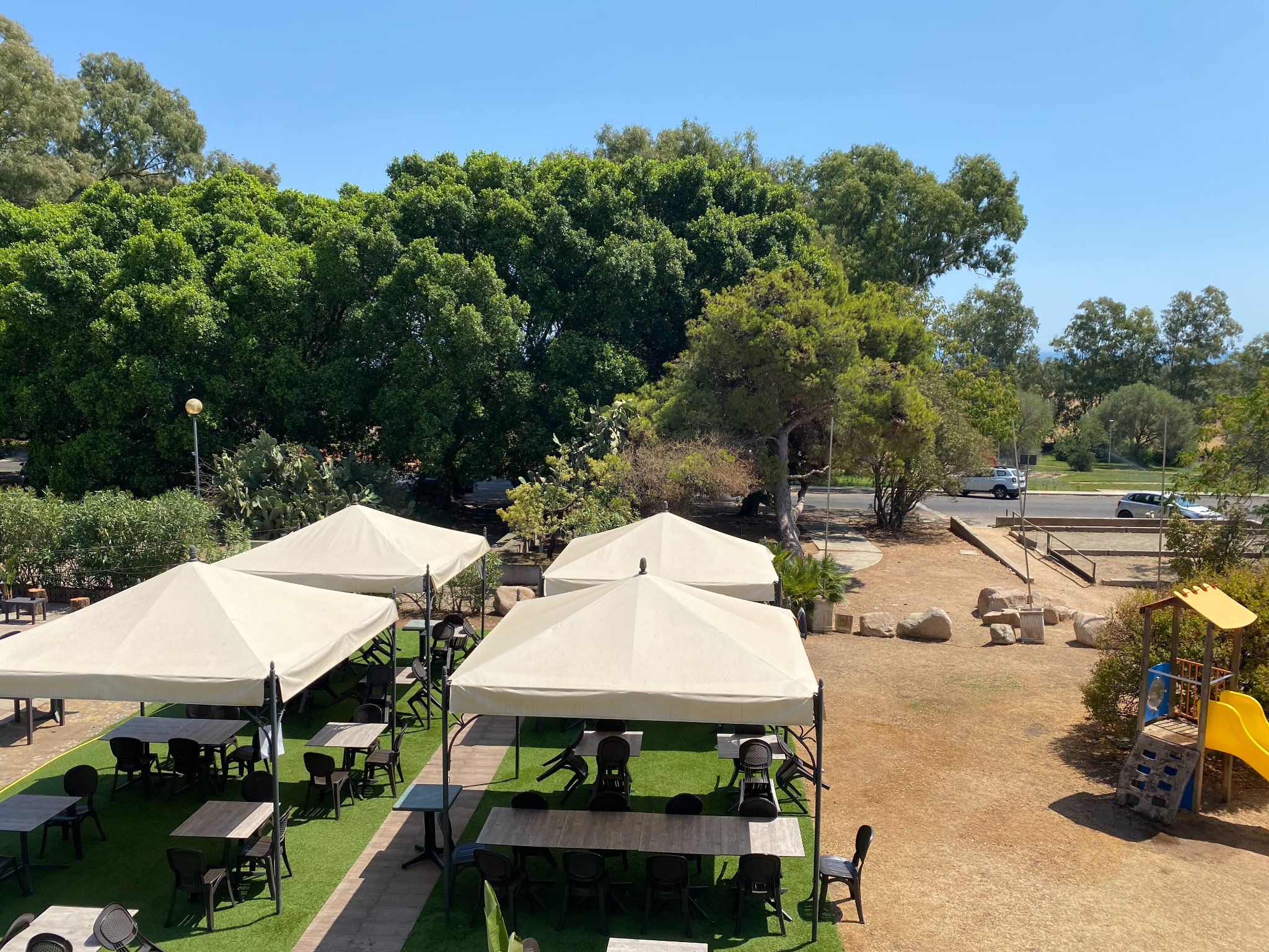 Turisti francesi lasciati a terra senza bus con 40 gradi a Poggio dei Pini: “Ma quale costa turistica?”