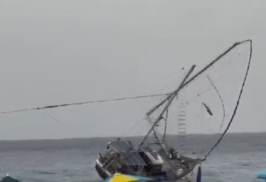 Barca incagliata a Maracalagonis, l’albero si spezza durante il tentativo di recupero (VIDEO)