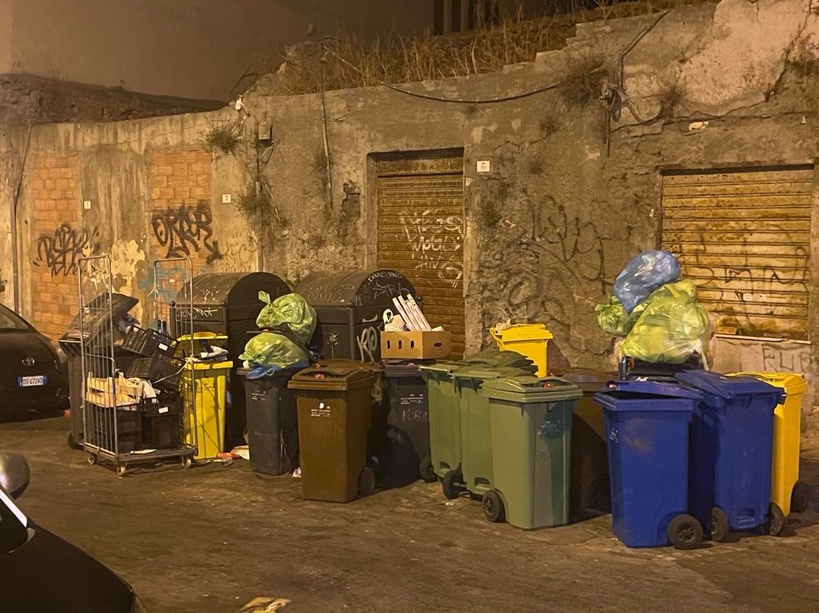 Cagliari sempre più sporca, rifiuti ovunque e i turisti stranieri scattano foto nello slalom tra degrado e spazzatura