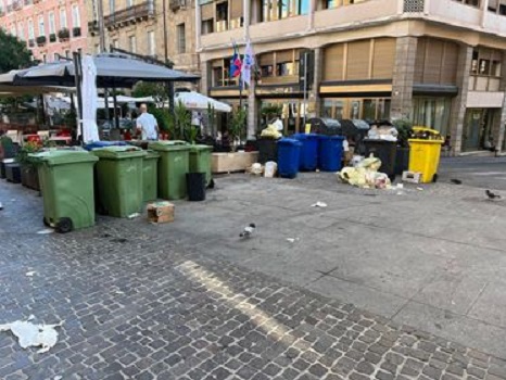 Cagliari, caos rifiuti da Stampace a Genneruxi: “Caro sindaco, nei giorni caldi puzza insopportabile”