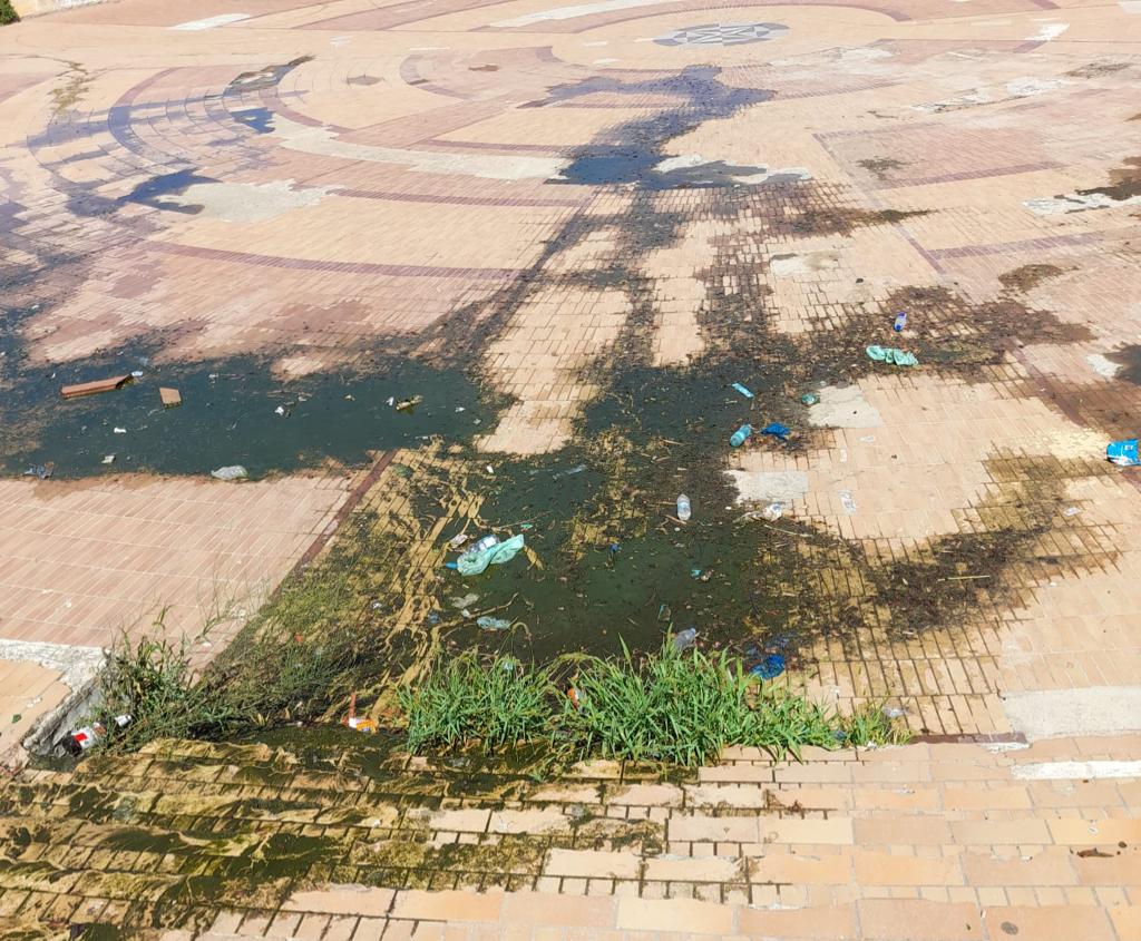 Cagliari, fogne saltate da un mese a Sant’Elia: “Abitanti costretti a vivere con le finestre chiuse per la puzza”