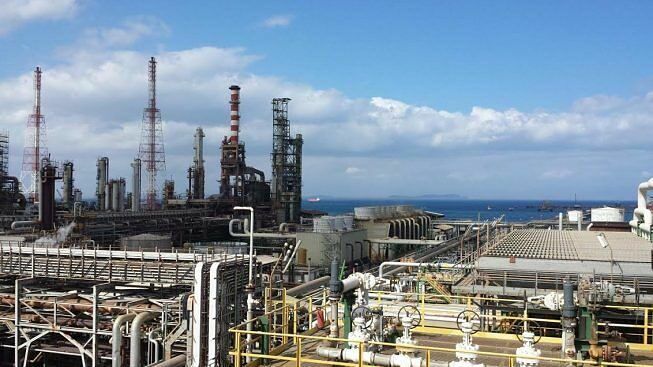 Tragedia sul lavoro a Sarroch, un operaio precipita in mare e muore