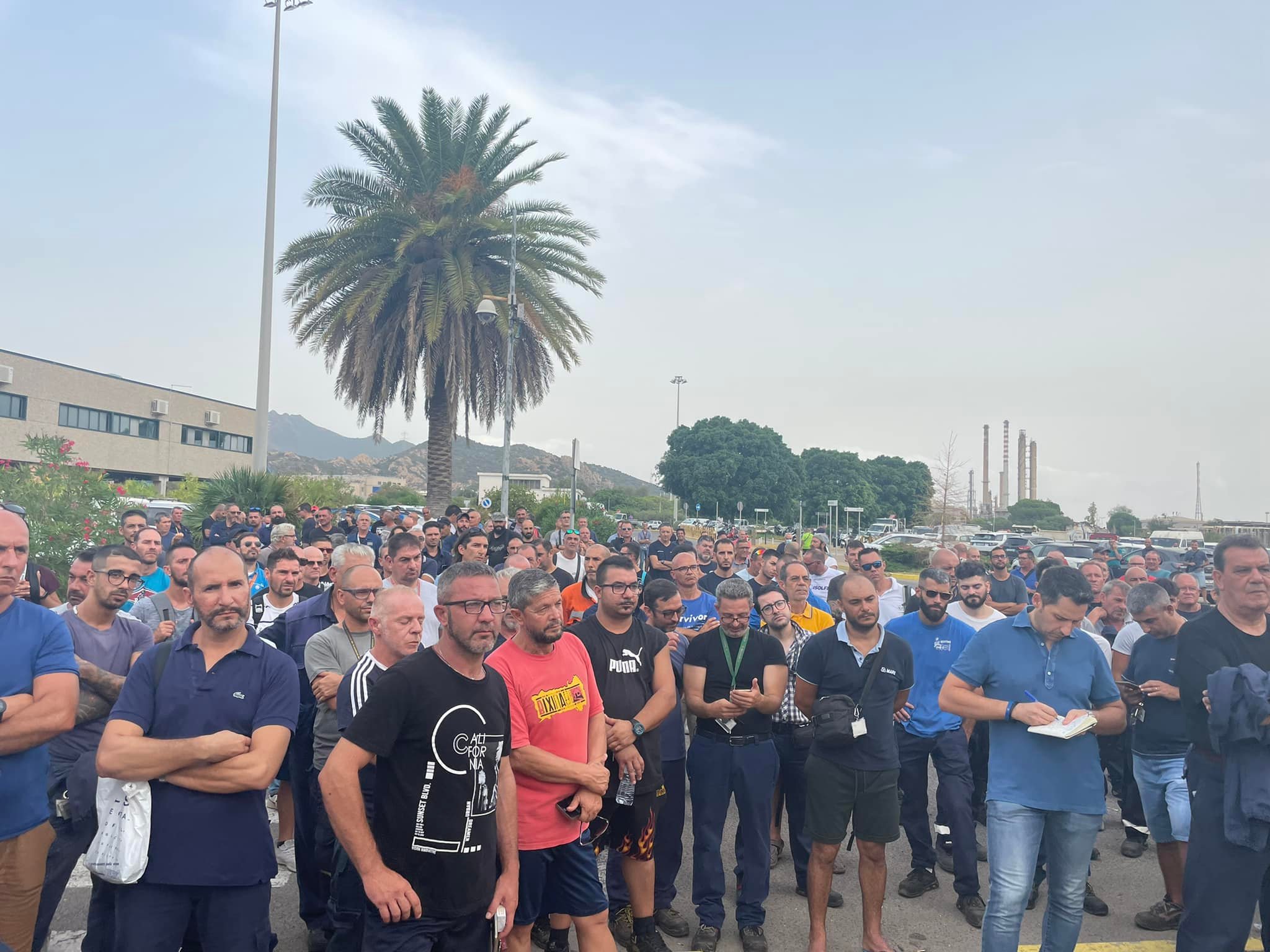 Sarroch, morte bianca di Stefano Nonnis alla Saras: operai in sciopero davanti ai cancelli