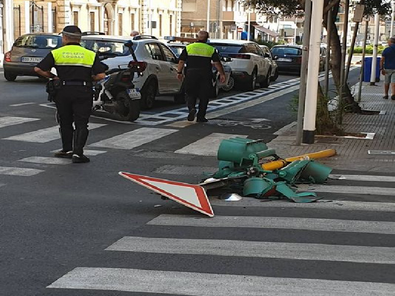 Paura in pieno centro a Cagliari, un semaforo si schianta sulle strisce pedonali