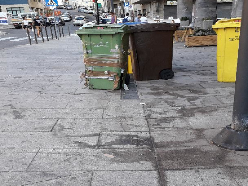 Cagliari, la vergogna dei marciapiedi distrutti e sporchi nel centro storico: “Nessuno interviene?”