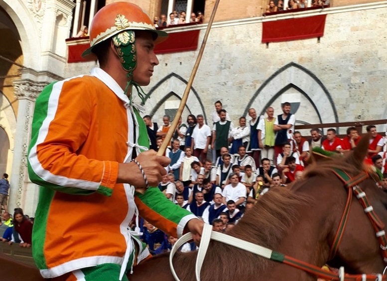 Trionfo tutto sardo al Palio di Siena: il fantino Tittia di Nurri vince per la quarta volta