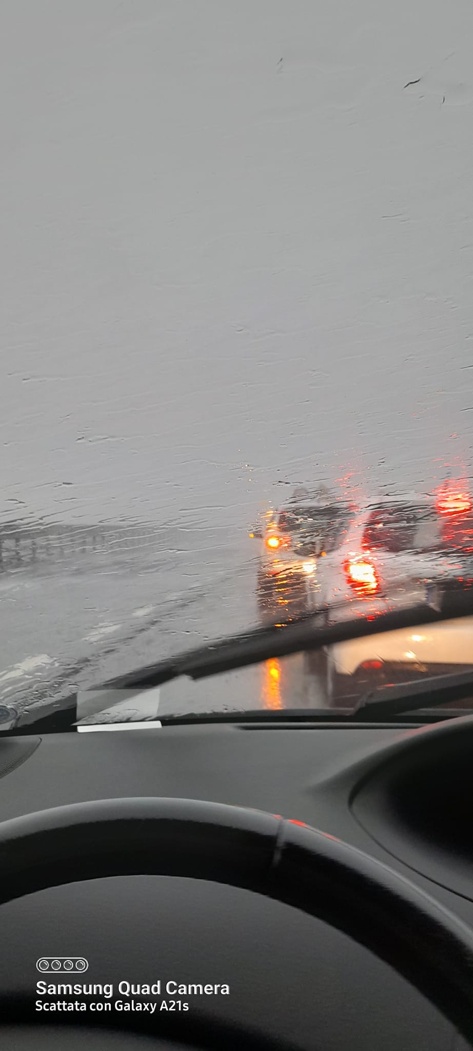 Cagliari, nel cuore del temporale come un “tornado”: “Macchine ferme, il vento sposta fortemente le auto”