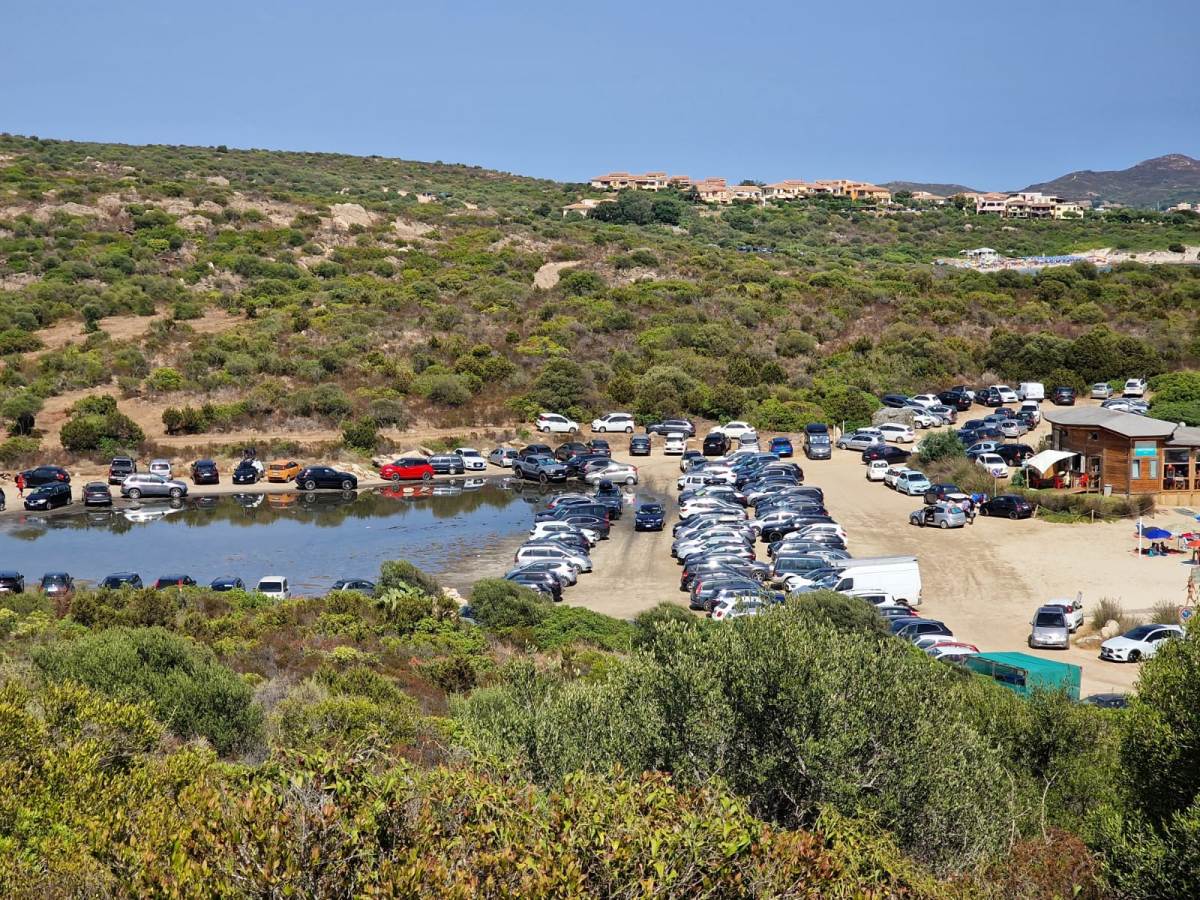 Golfo Aranci, gli ambientalisti: “Fuori le auto dalla zona umida di Cala Sassari”
