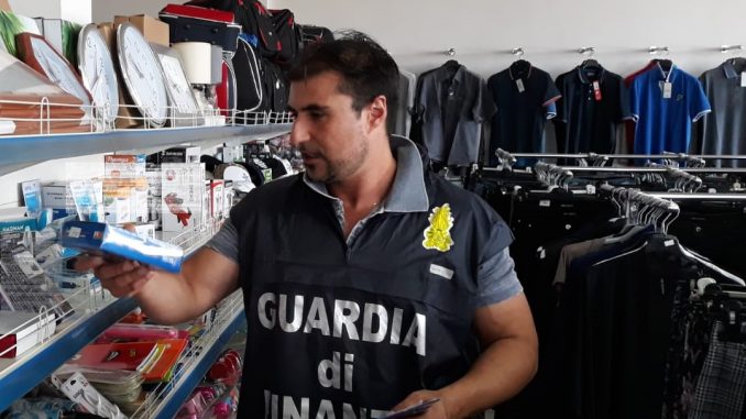 Alghero: scarpe di marca in vetrina a prezzi ridotti, ma sono contraffatte. Una denuncia