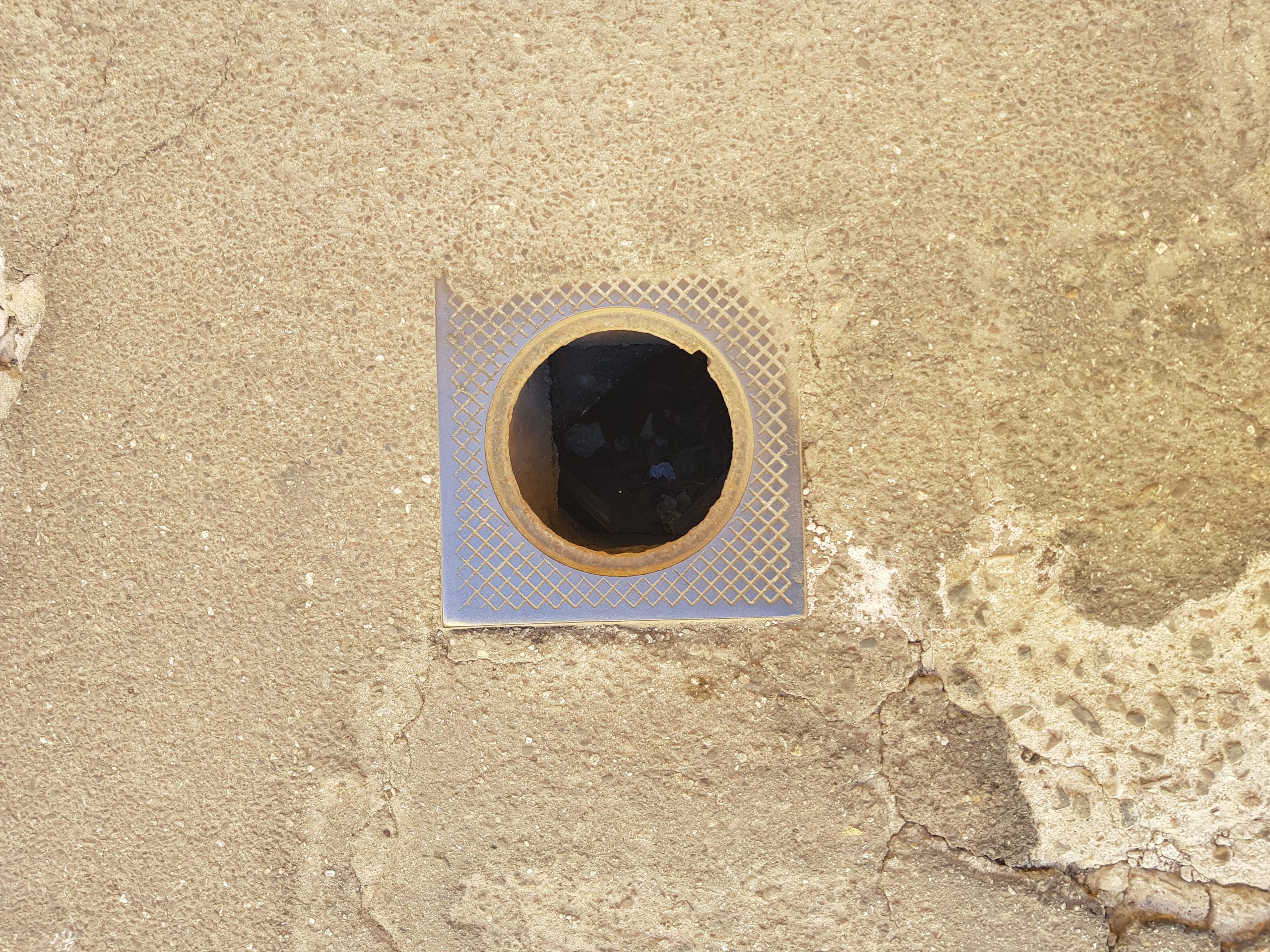 FdI denuncia il pericolo in via Ravenna: un tombino scoperto a Quartu, record nella città delle buche