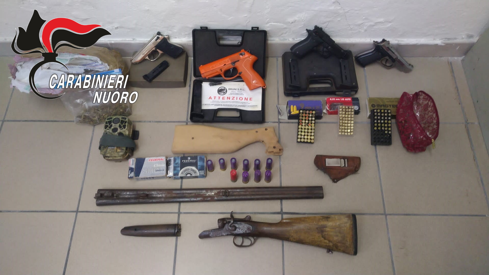 Lanusei, blitz dei carabinieri nelle case di 3 giovani: sequestrate armi e droga