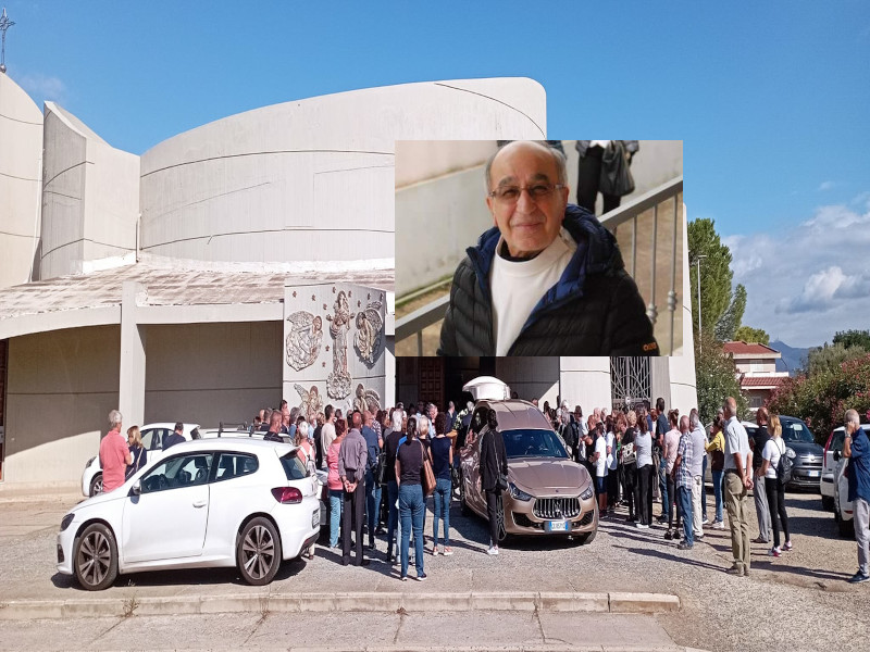 Maxischermo con foto e un mare di lacrime, Quartu piange don Gianni Paderi: “Resterai nei nostri cuori”