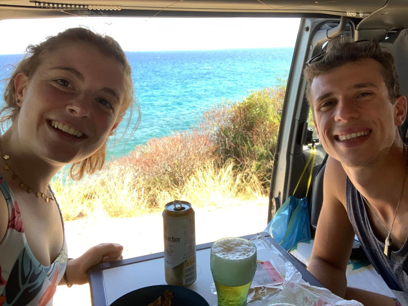 L’abbraccio dei sardi ai turisti derubati a Porto Pino: “Ci hanno invitato a pranzo e offerto soldi”