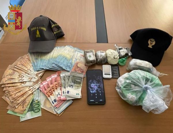 Droga e 8mila euro nascosti nell’auto e nelle case, coppia di spacciatori in manette a Iglesias